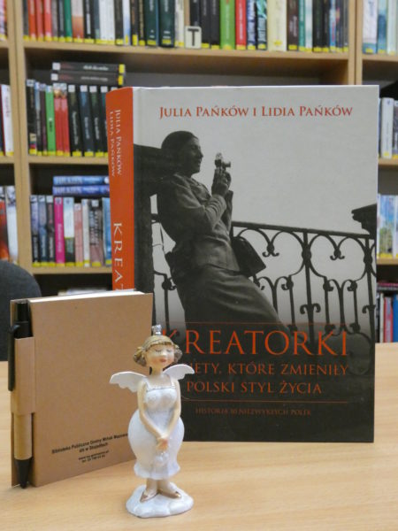 Zdjęcie książki "Kreatorki. Kobiety, które zmieniły Polski styl życia", figurka i notes