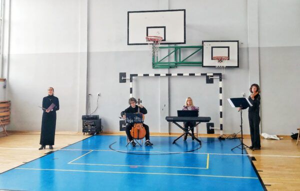 Zespół 4 osób - muzyków. Od lewej strony - wokalistka, wiolonczelistka, pianistka oraz skrzypaczka. 