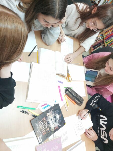 Grupa 4 dziewczyn czytająca i pisząca